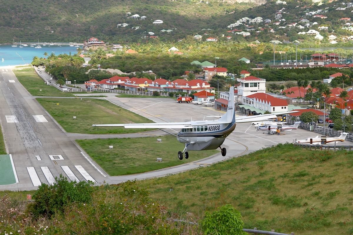 Paro airport - photo Konstantin von Wedelstaedt