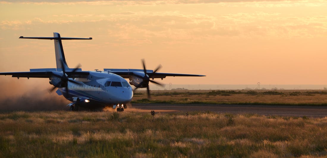 Dornier 328 sur piste non goudronnée